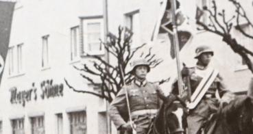 Preview: sechs alte Fotos - Parade - Soldaten maschieren durch Chemnitz ??? - Bildberichterstatter